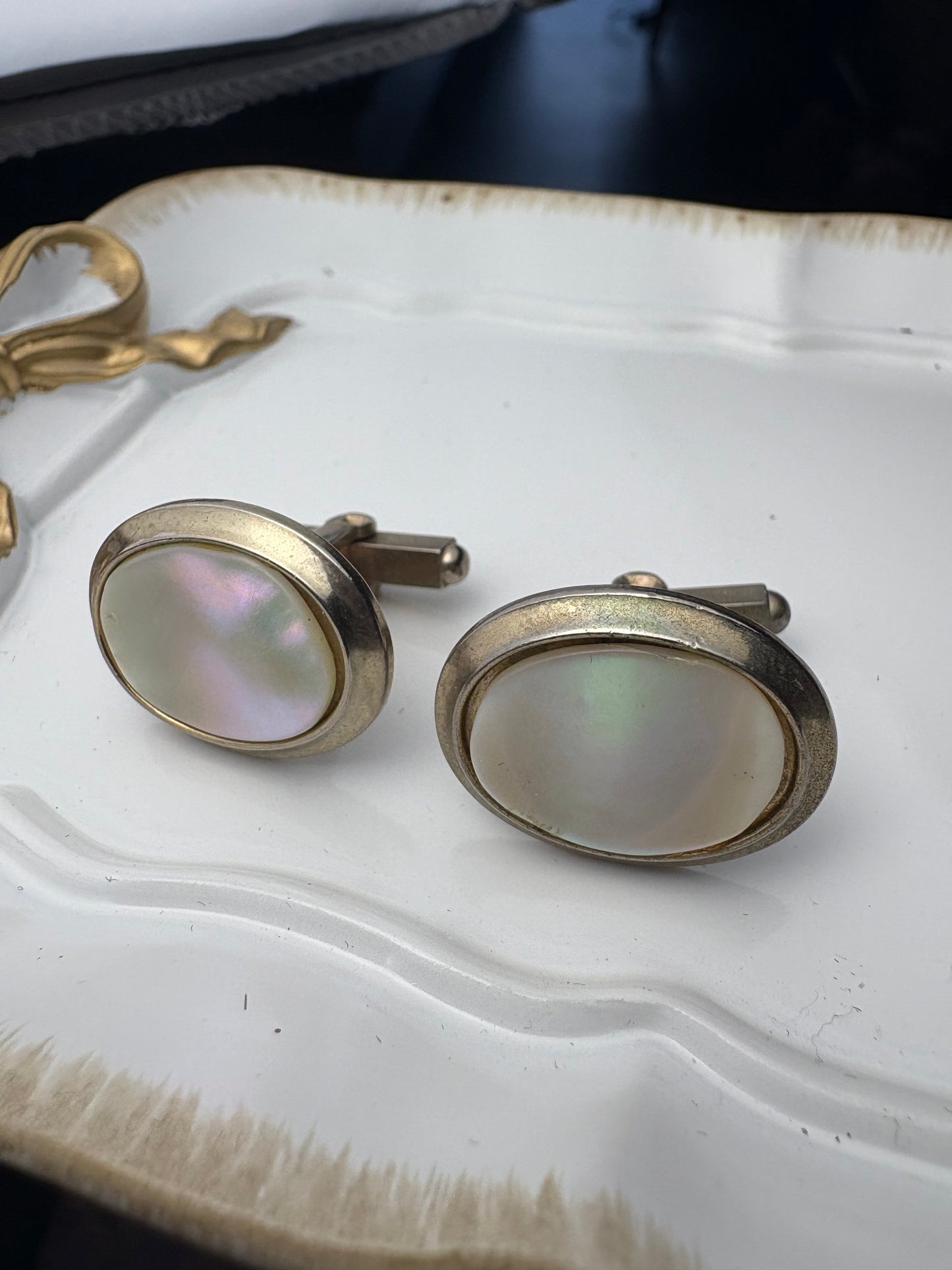 Vintage Mother of Pearl Oval Cufflinks – Classic Mid-Century Men’s Jewelry