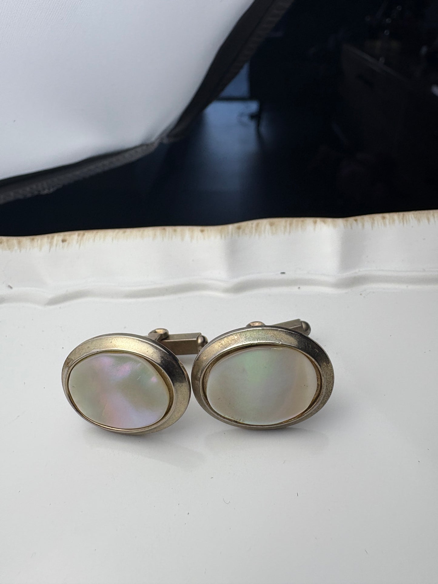 Vintage Mother of Pearl Oval Cufflinks – Classic Mid-Century Men’s Jewelry
