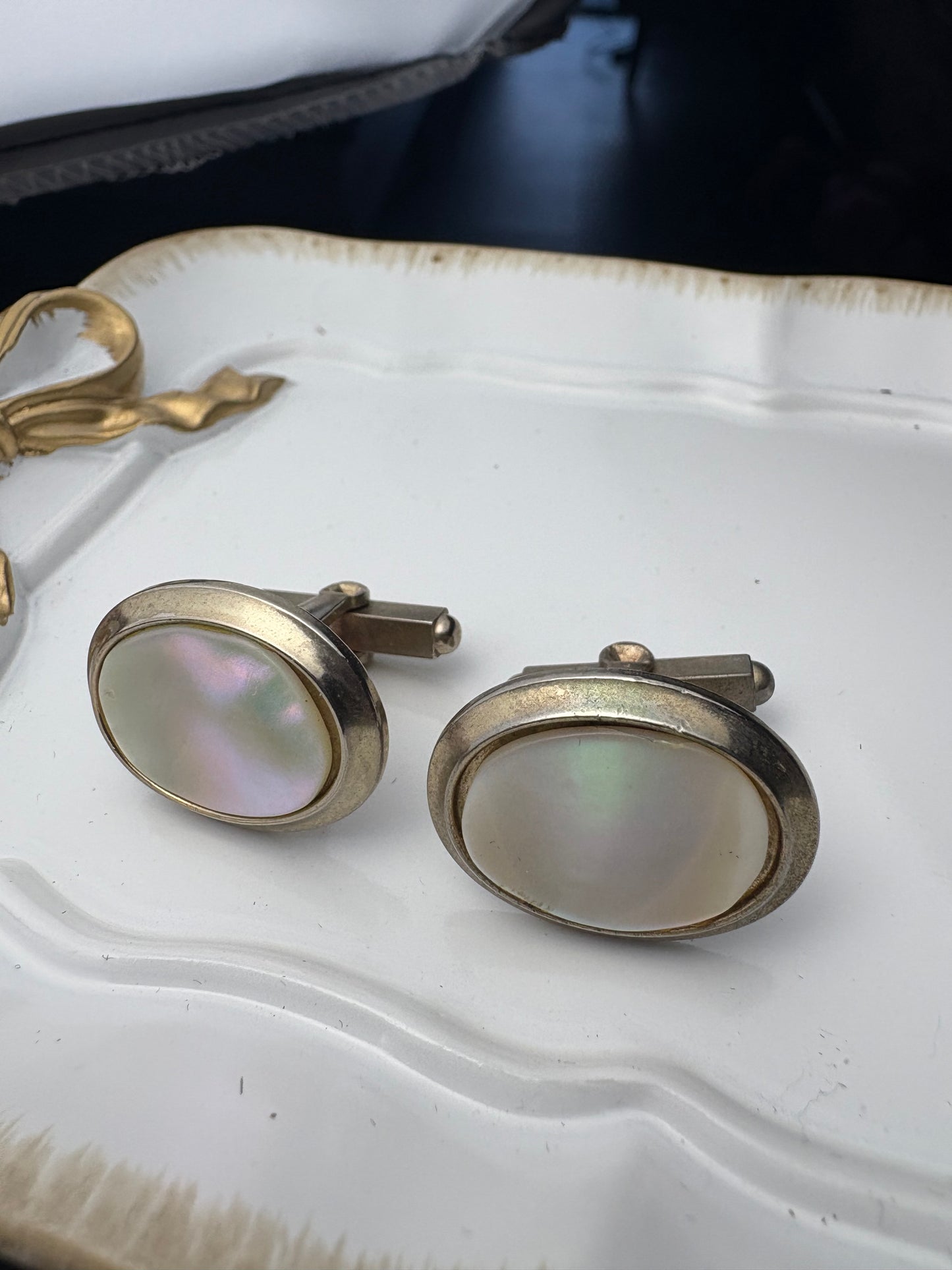 Vintage Mother of Pearl Oval Cufflinks – Classic Mid-Century Men’s Jewelry