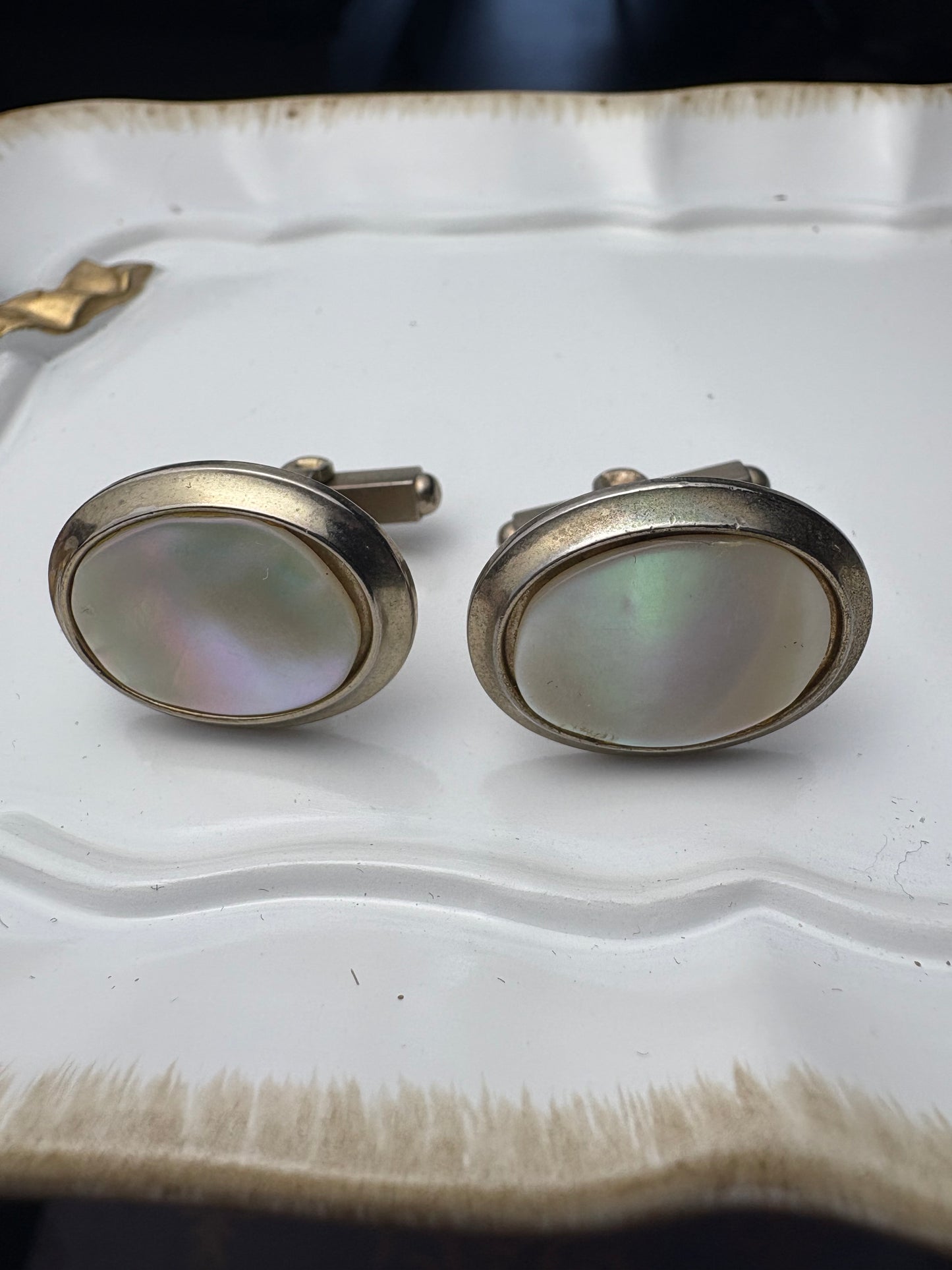 Vintage Mother of Pearl Oval Cufflinks – Classic Mid-Century Men’s Jewelry